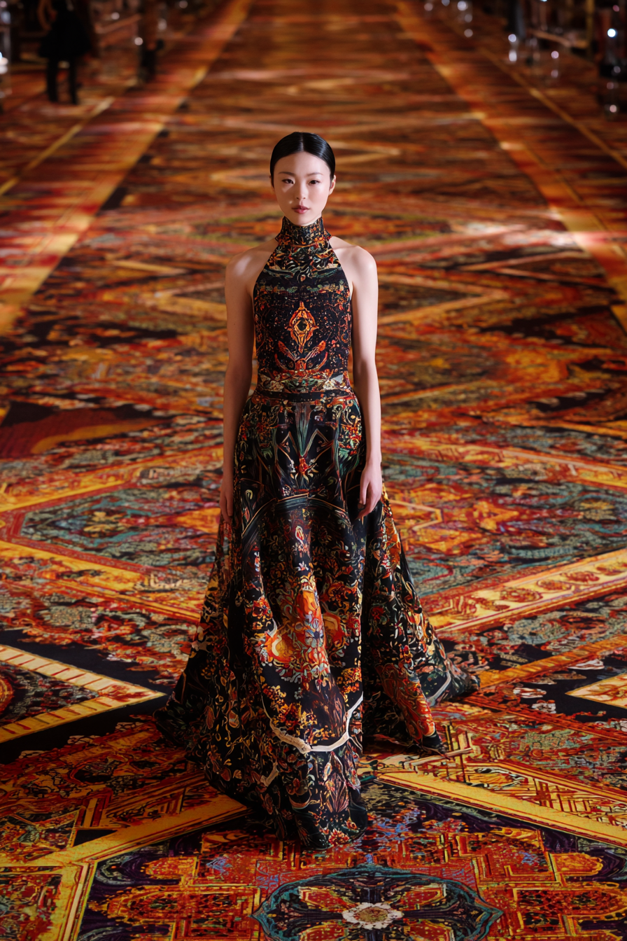 Người mẫu châu Á trẻ với chiếc váy hòa quyện hoàn hảo